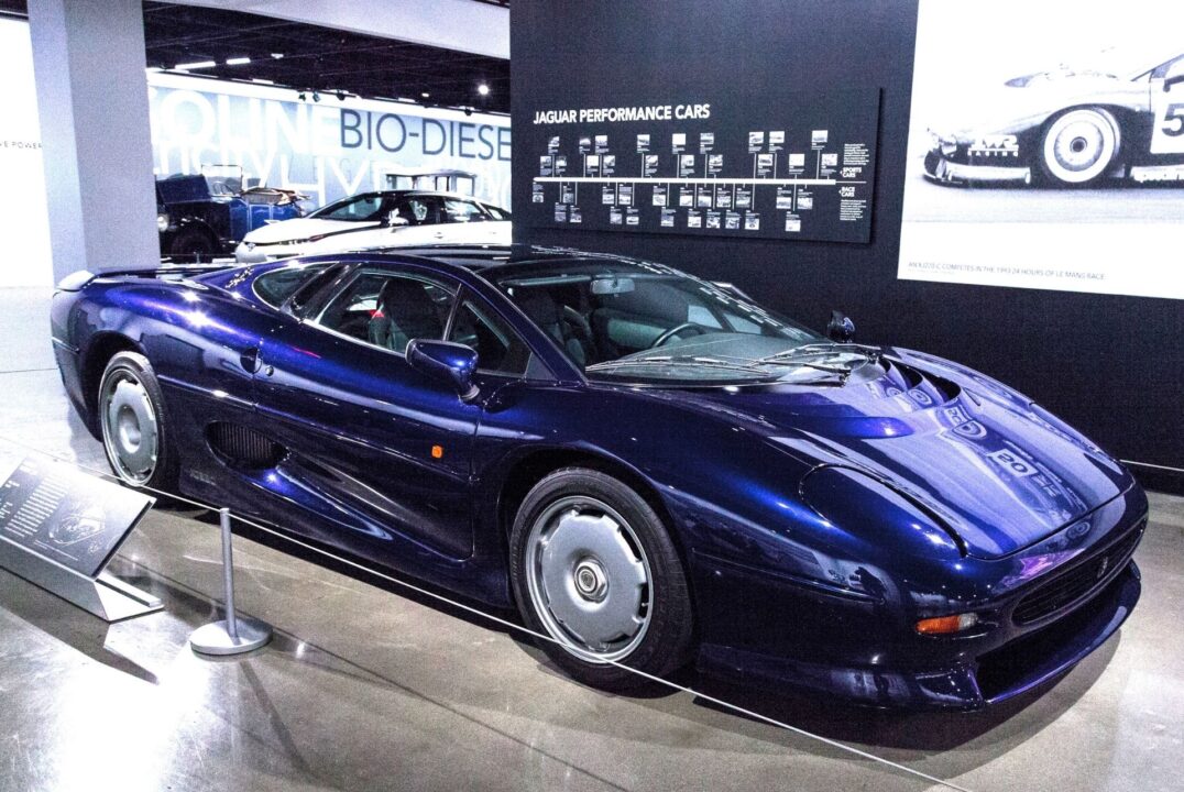 Jaguar XJ220