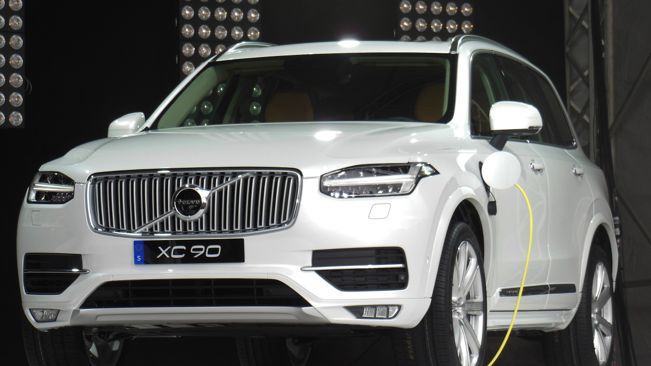 Volvo pushes 100-mile plug-in hybrids to calm EV range phobia