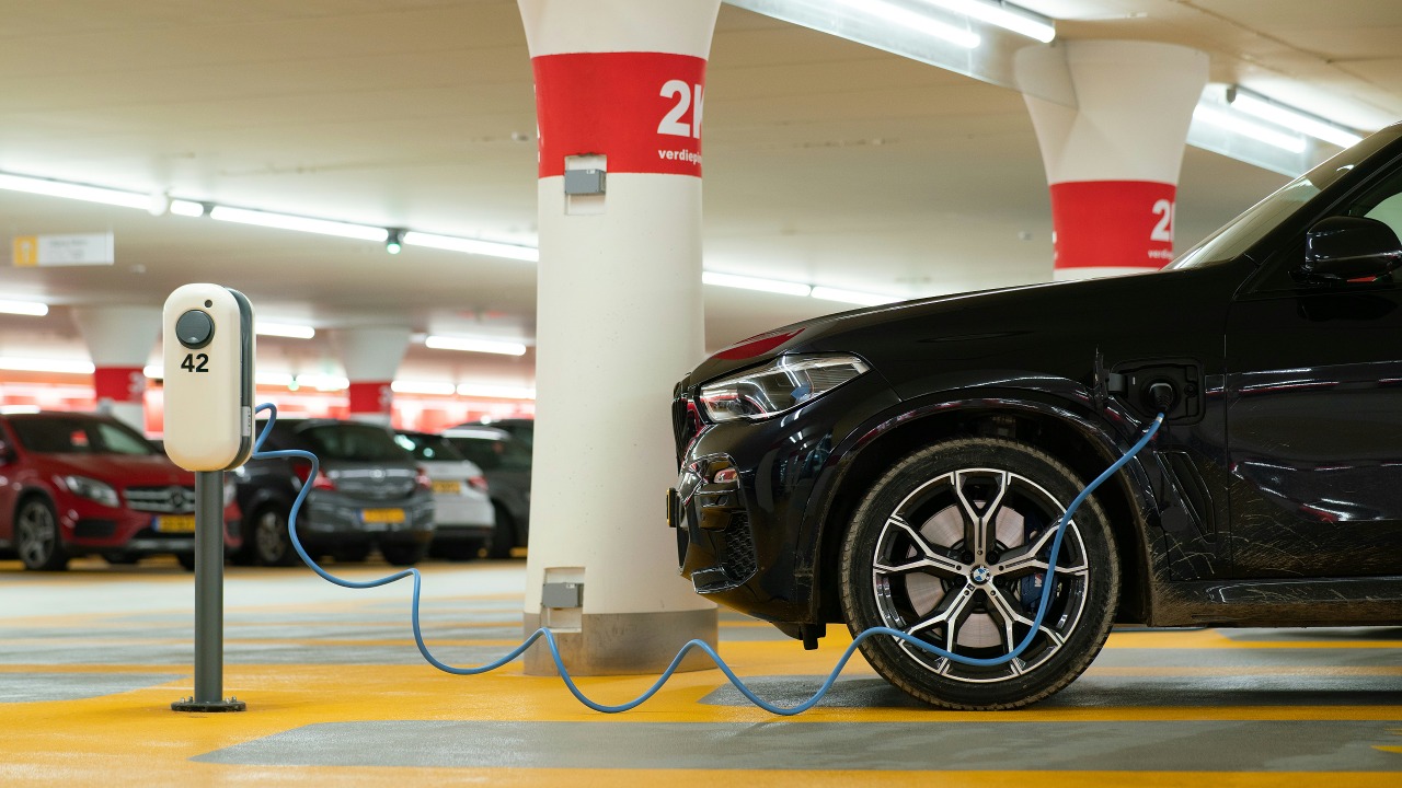 Hybrid and EV leases dominate as two-thirds of buyers go electrified in 2025