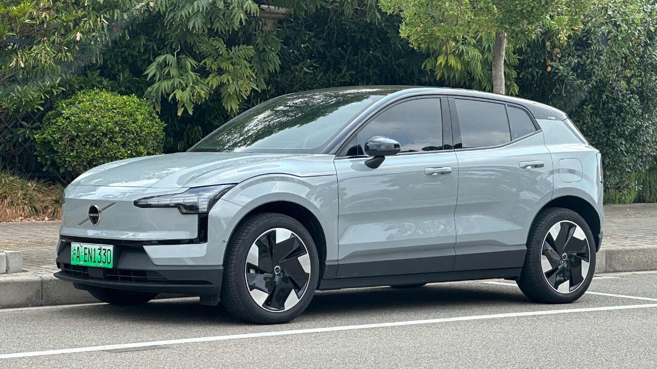 Volvo doubles down on hybrids as messy EV shift drags on