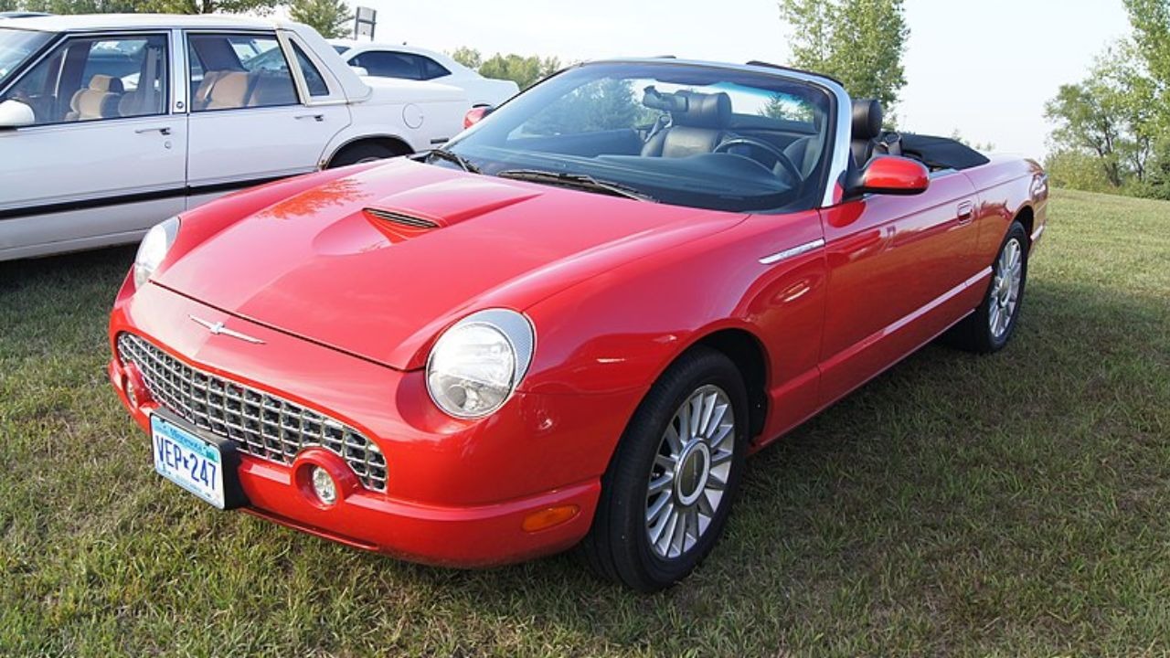 Image Credit: Greg Gjerdingen from Willmar, USA – 2005 Ford Thunderbird, via Wikimedia Commons, CC BY 2.0
