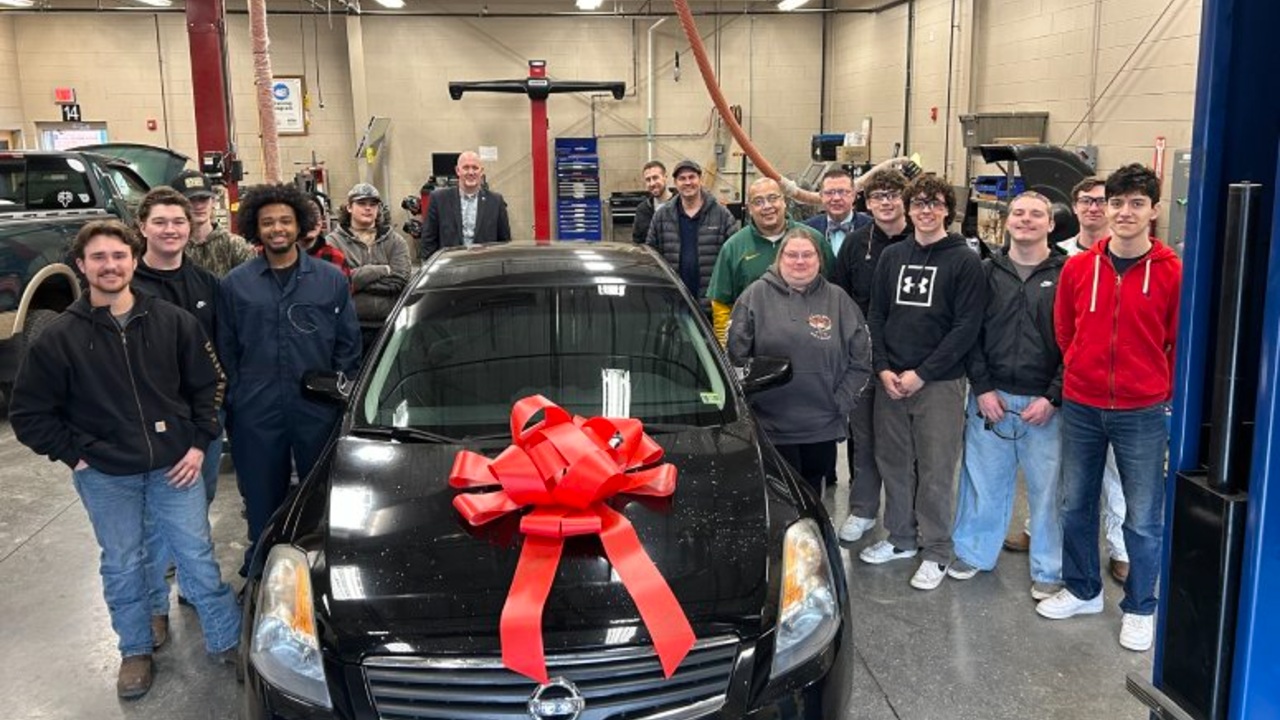 High Schoolers in Virgina rebuild old cars to gift single moms life-changing reliable rides