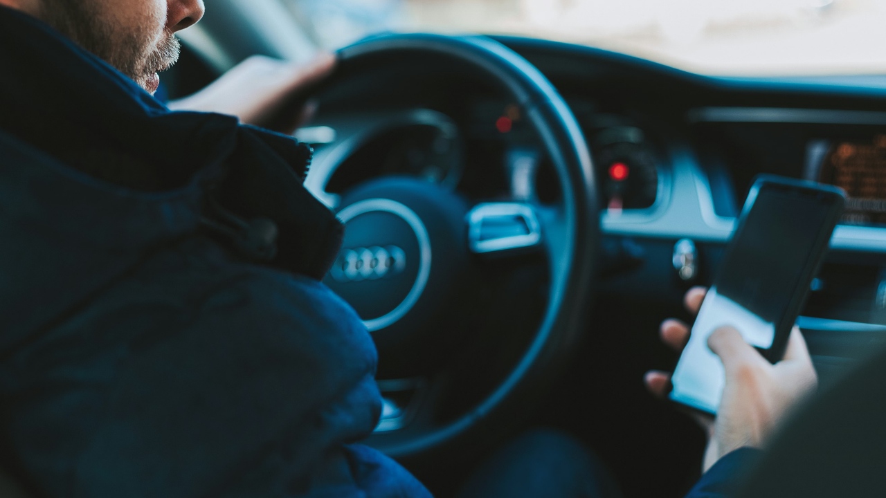 America’s new AI traffic cams can spot your hands and bust phone use