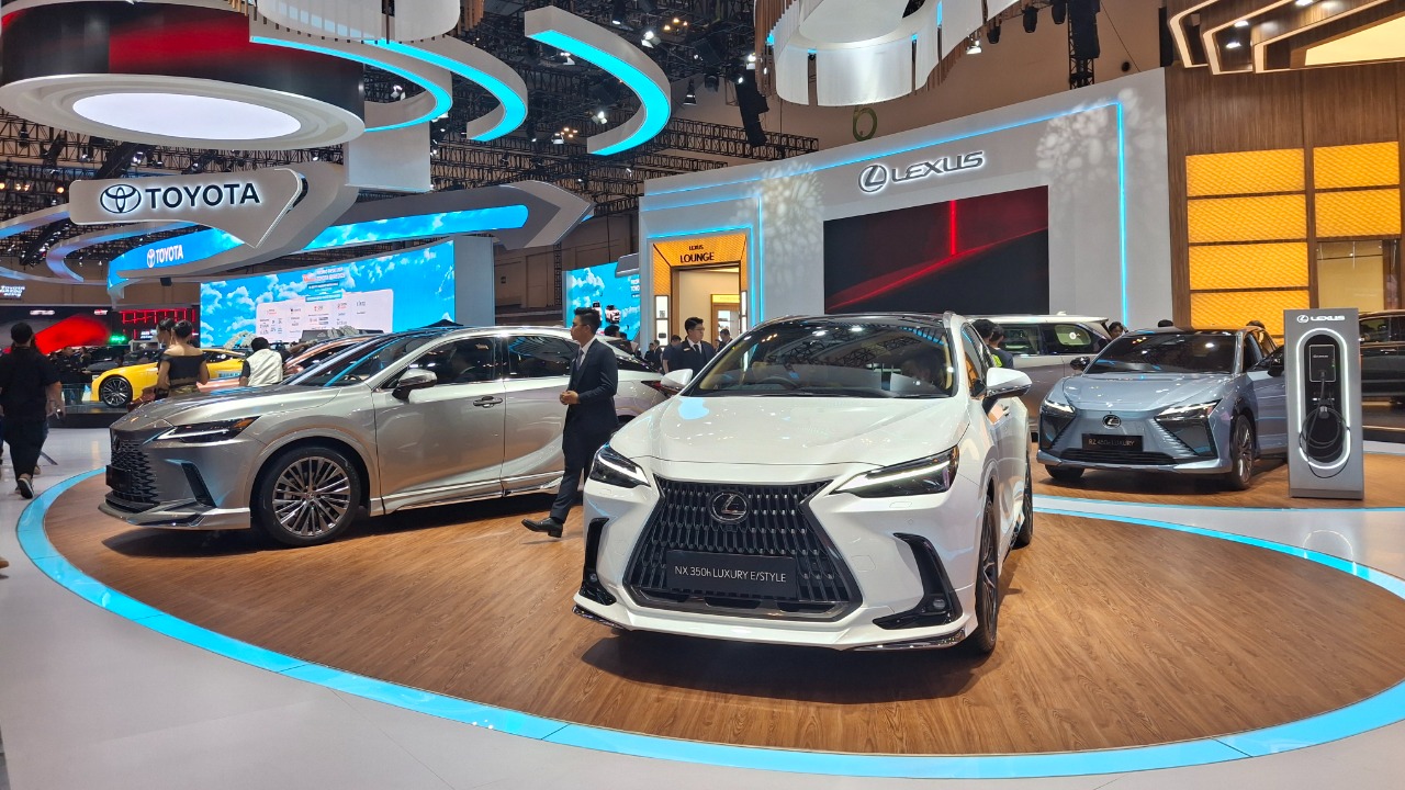 10 roomy luxury hybrids that maximize MPG and comfort