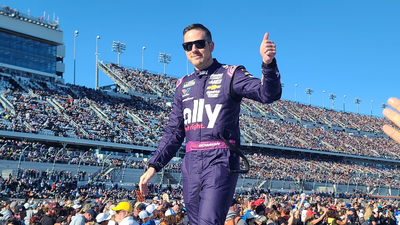 Alex Bowman to miss Phoenix Cup race after vertigo diagnosis