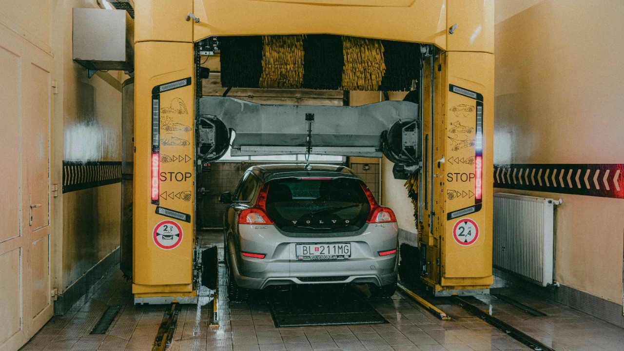 Driver says a car wash ripped off his antenna and staff claimed it “must have been loose already”
