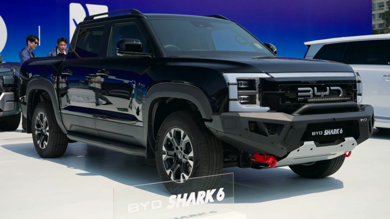 Ford CEO Jim Farley tests Chinese plug-in pickups and questions their work chops