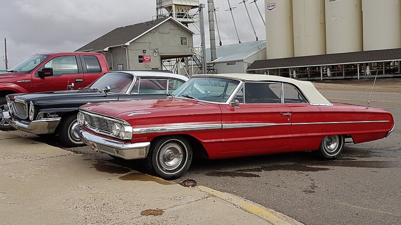1964 Ford Galaxie 500 vs 1964 Pontiac Bonneville which one still feels right today