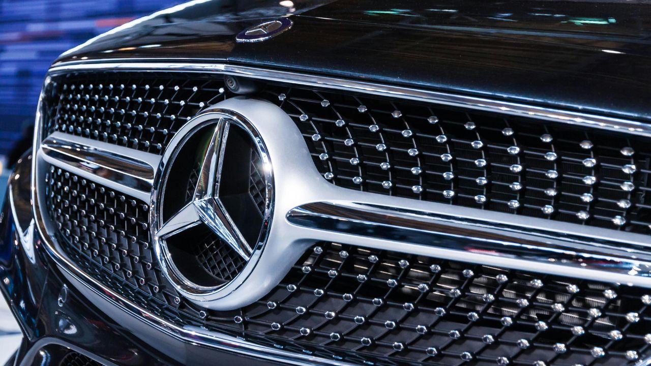 Mercedes-Benz changes course on EV strategy, defying industry trends