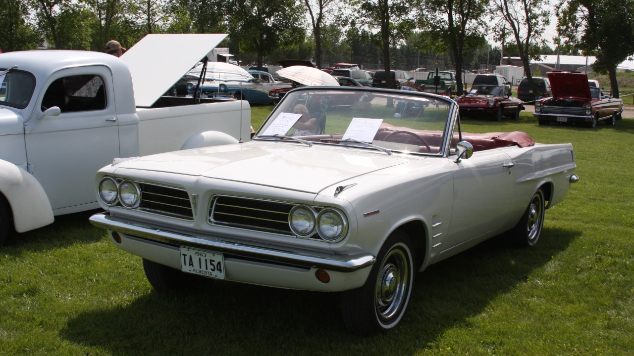 1963 Pontiac Tempest vs 1963 Oldsmobile F-85 one took a risk that didn’t age well