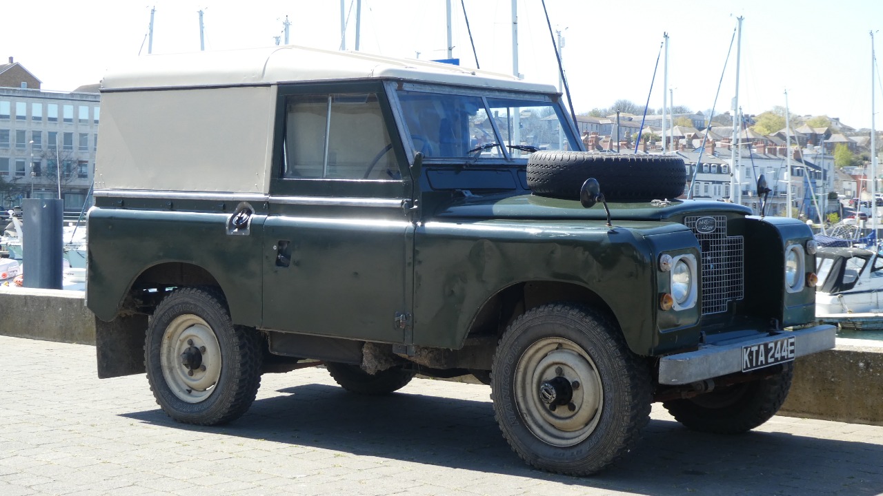 1967 Jeep Wagoneer vs 1967 Land Rover Series IIA which one actually held up