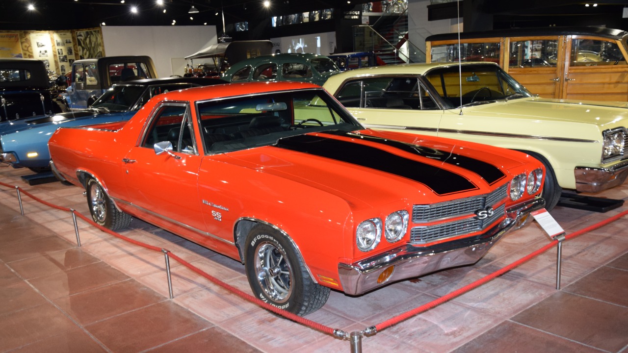 1970 Ford Ranchero vs 1970 Chevrolet El Camino one blurred the line better