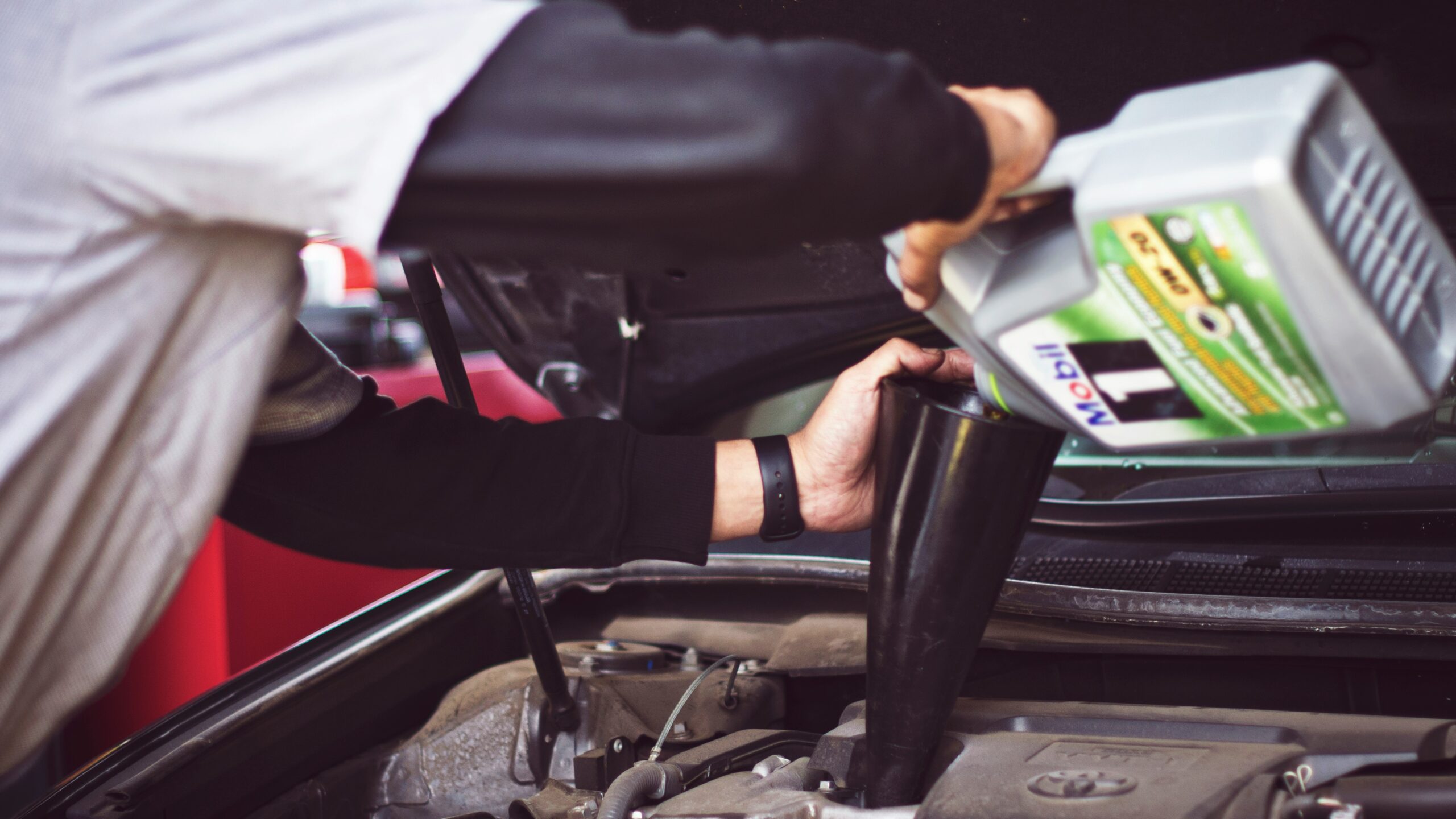 Mechanics Warn This Common Oil Mistake Can Ruin Modern Engines