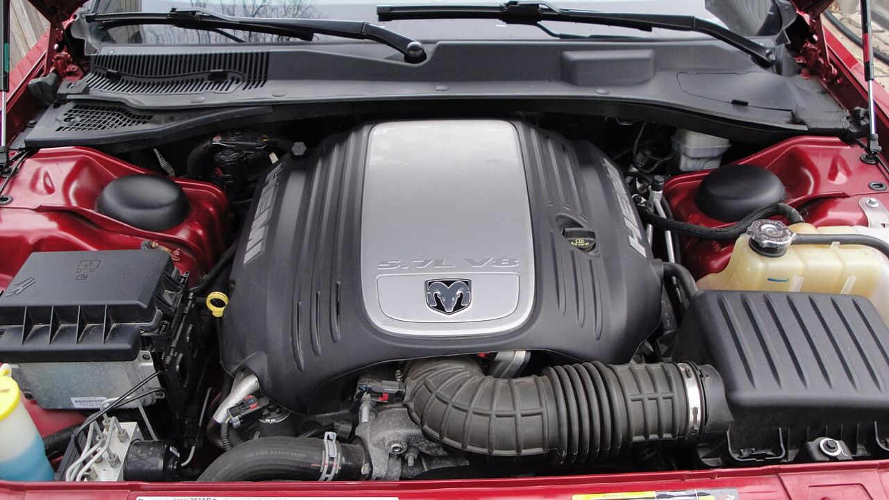 05 Dodge Magnum RT Engine Bay
