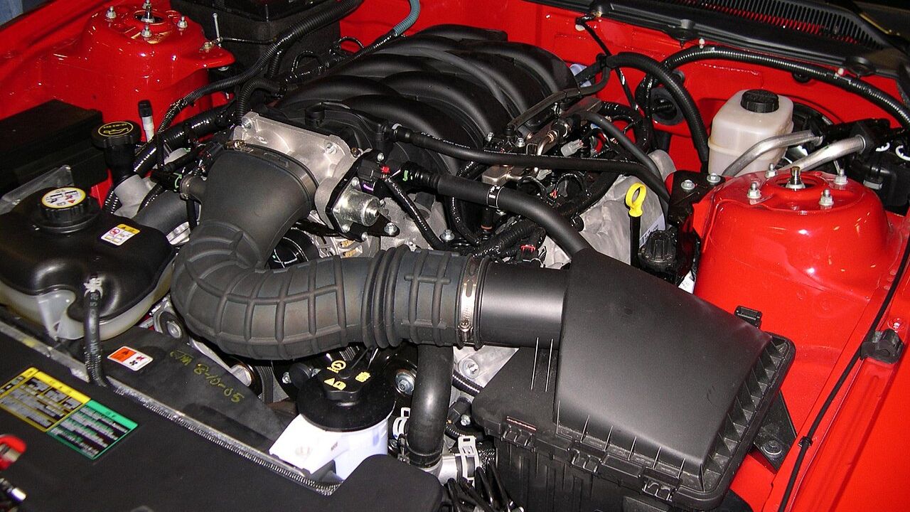 2006 Ford Mustang GT's SOHC 3-valve 4.6 L Modular V8 engine (1)