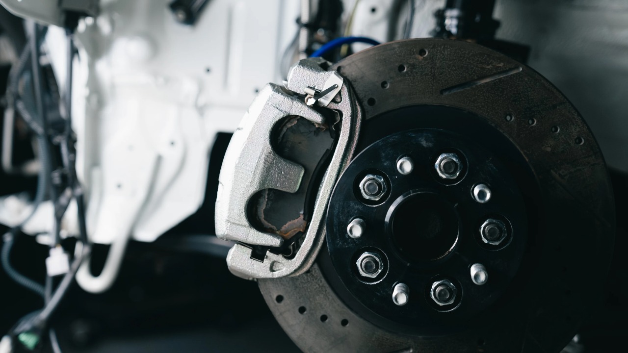 Mechanic Told a Customer His Brake Pads Were “Like New” — The Caliper Fell Off Two Miles Down the Road