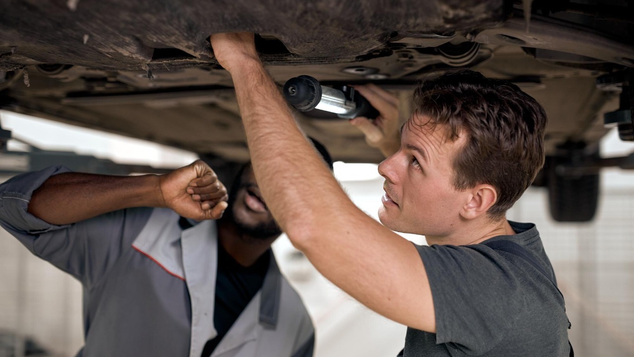 Mechanic Found a Loose Steering Linkage — Asked Who Worked on It Last and Got Silence
