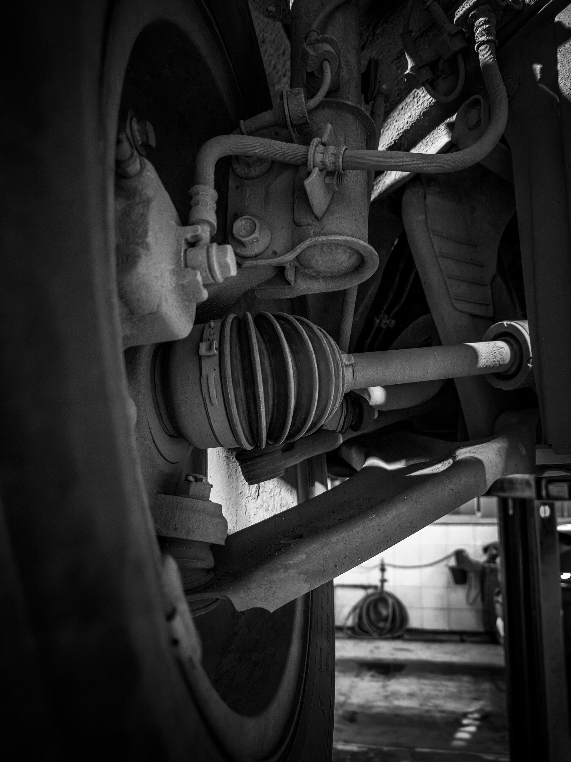 SUV Owner Heard A Clicking Noise During School Pickup Every Afternoon — The CV Axle Finally Snapped Pulling Into Traffic