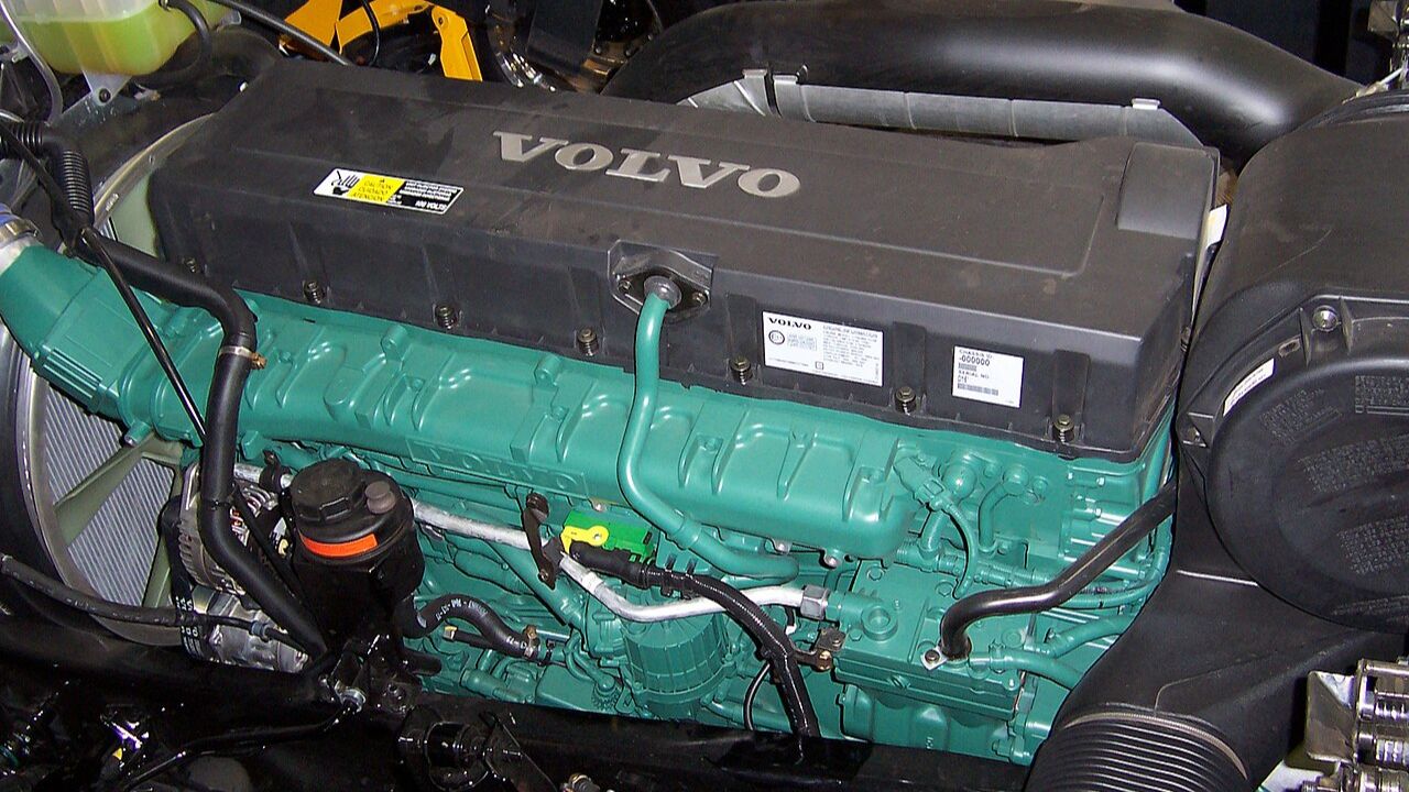 _Volvo 16 litre inline 6 cylinder diesel engine (D16E)