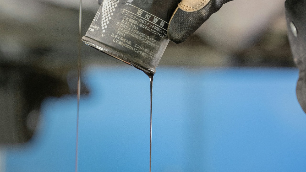 Mechanic found the oil filter hand-tight — asked who last serviced the car