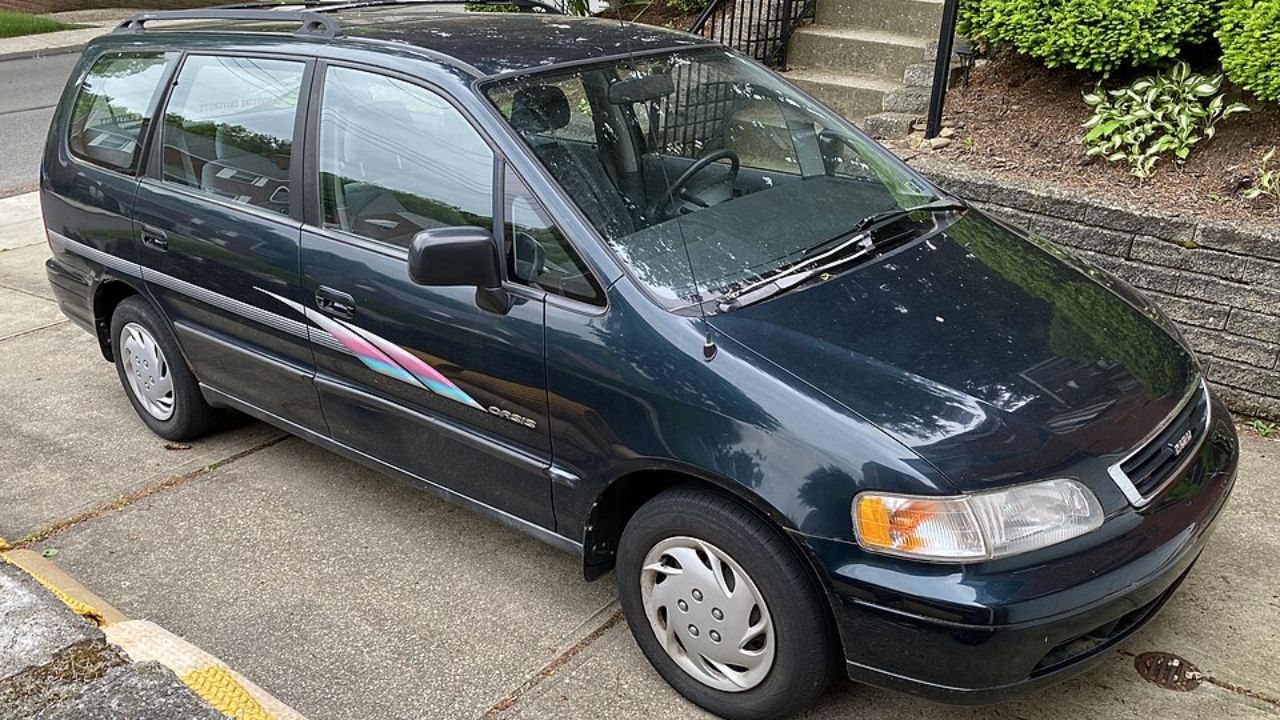 1996 Isuzu Oasis S