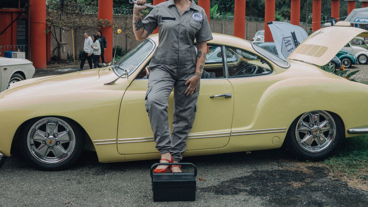 Why classic car owners carried tools more often than modern drivers