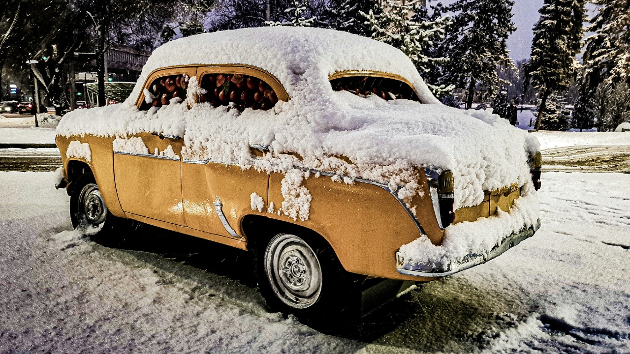 The strange routine of warming up a car in the 1950s