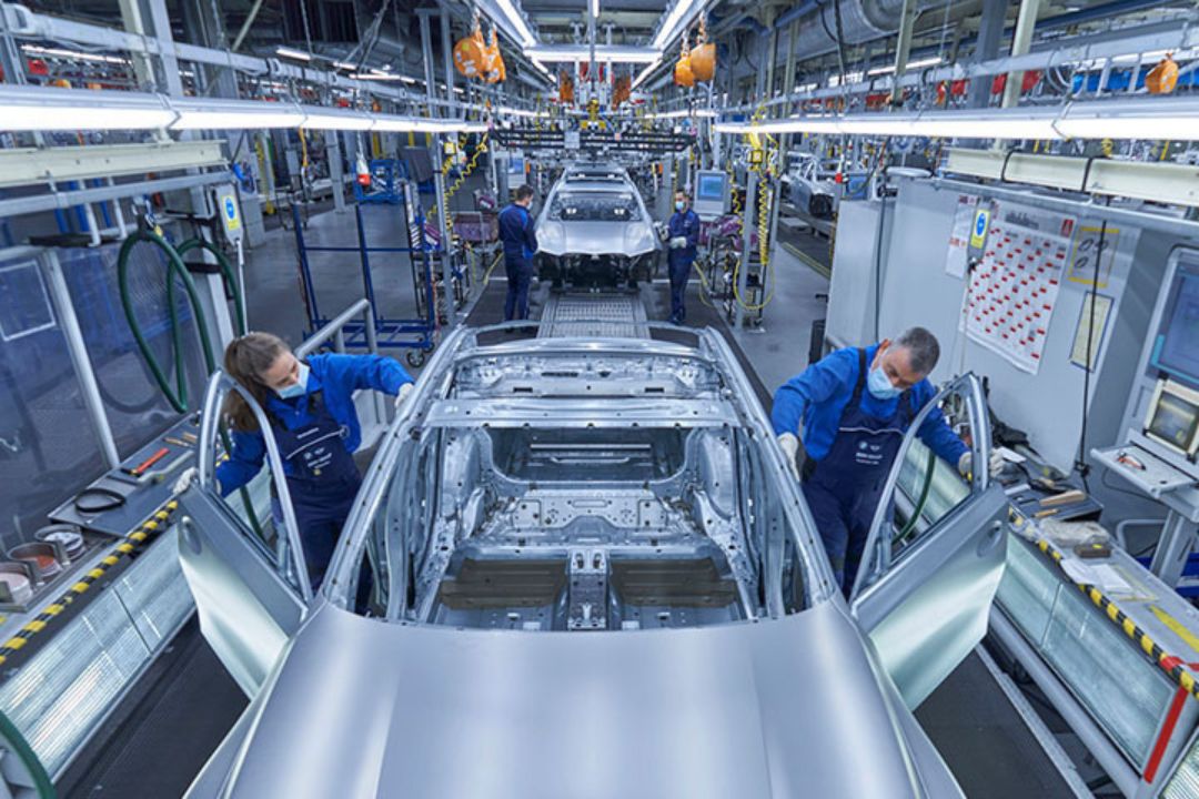 This 23-Year-Old Skipped University for a BMW Apprenticeship, Now He Makes About $5k a Month at the Munich Factory