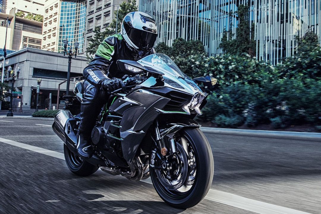 Only One Winner in a Kawasaki H2 vs. Lamborghini Revuelto. Who Would You Bet On?