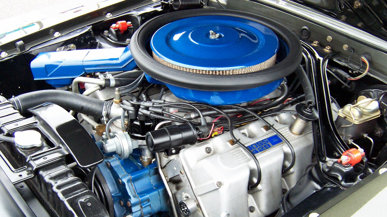 Why giant V8s nearly vanished from production