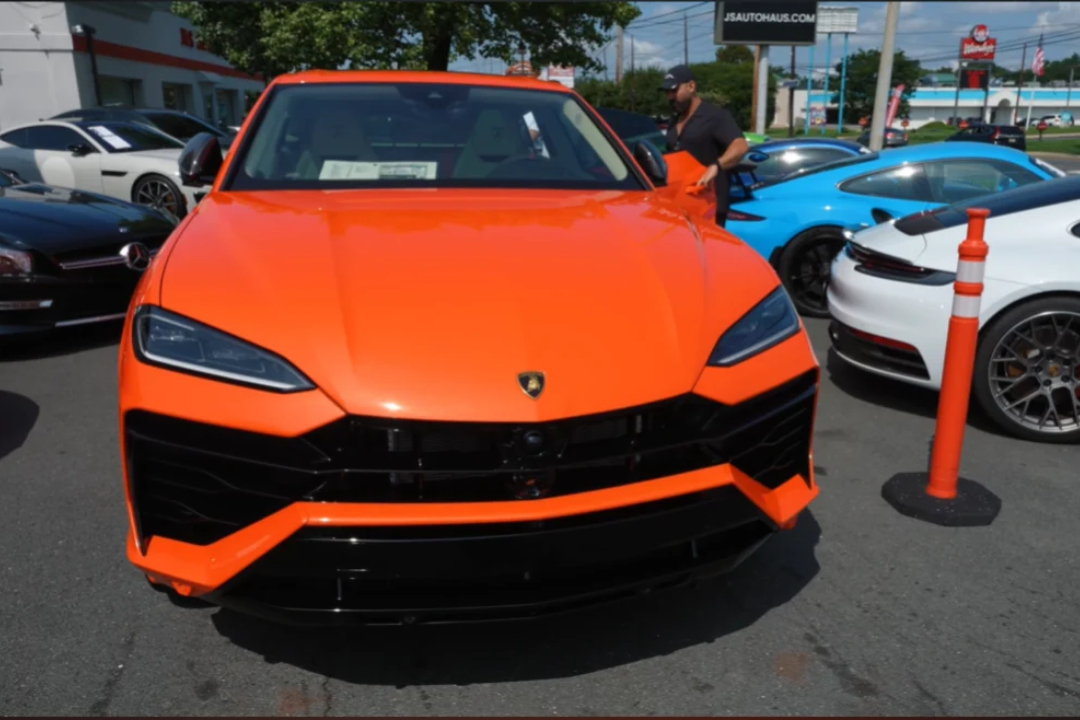 789-hp Lamborghini Urus SE plug-in hybrid arrives in electric orange Arancio Egon