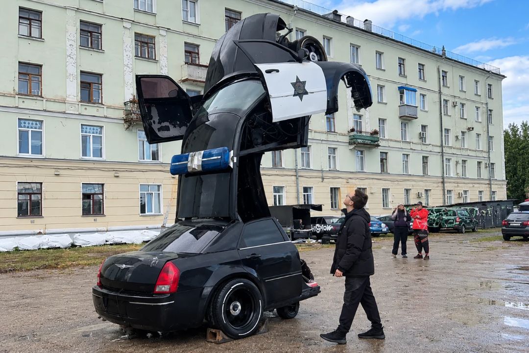 Crazy builder turns Chrysler 300 cop car into a working Transformer you drive from the back seat