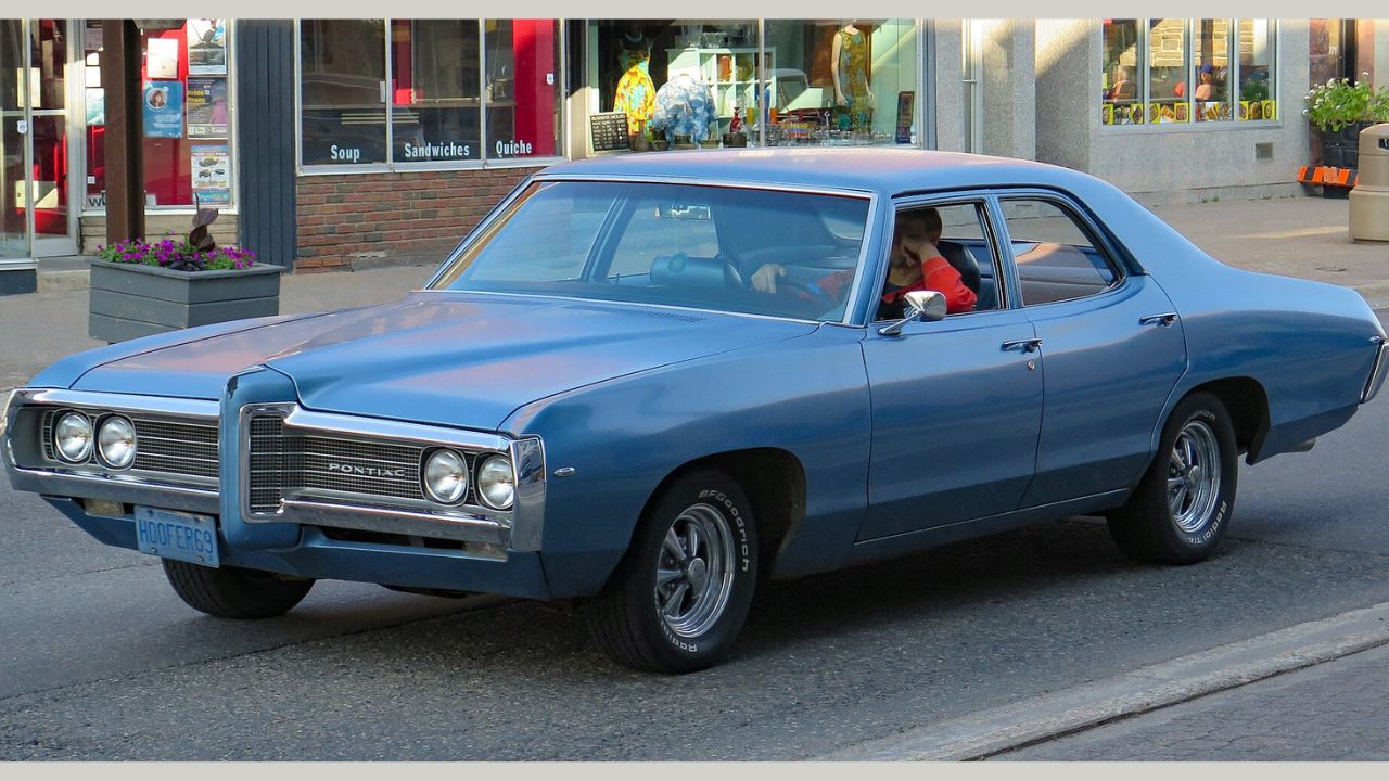 1969 Pontiac Strato-Chief Four-Door Sedan