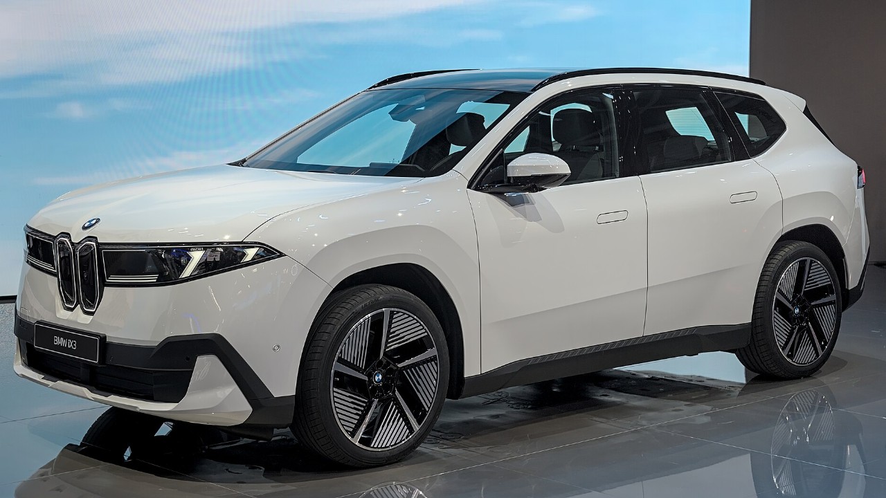 BMW’s iX3 M60 makes 603 hp and charges at up to 400 kW on an 800-volt system