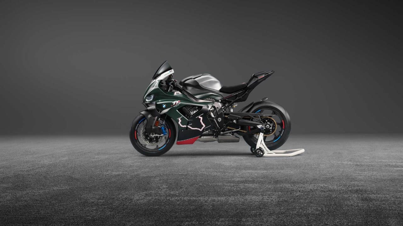 Side view of the BMW M 1000 RR Limited Edition Isle of Man TT