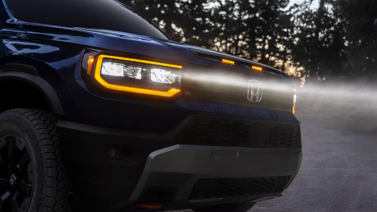Amber LED lights in the hood scoop of the 2027 Honda Passport TrailSport