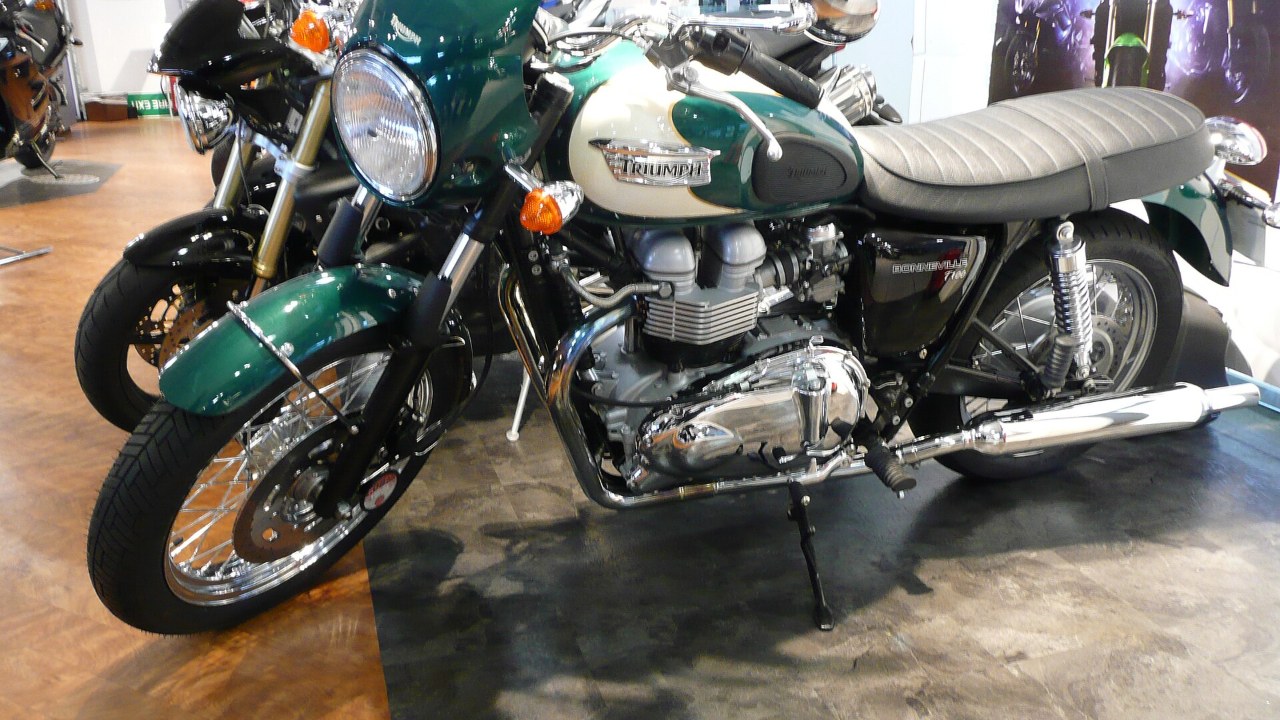 Triumph Bonneville T100 in green and white