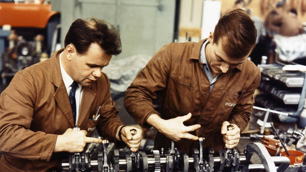 Gerhard Küchle and Valentin Schäffer building a Porsche 917 engine in 1969/70