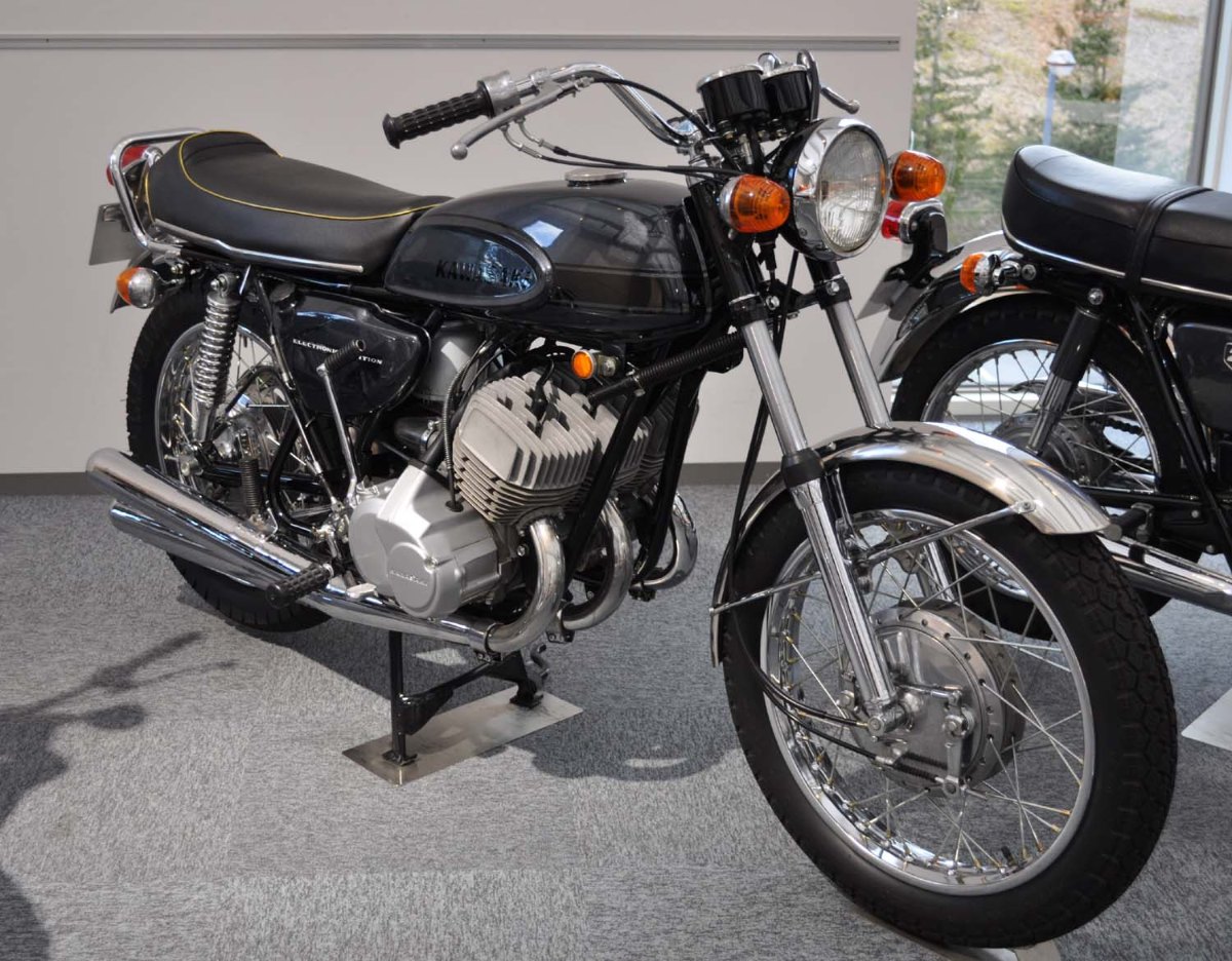 Kawasaki 500SS Mach III H1, the triple the KH500 continued