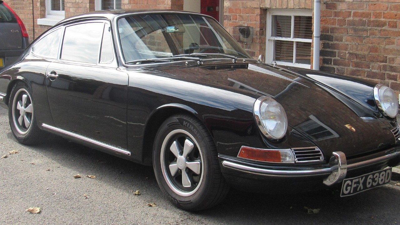 A Porsche 912 coupe