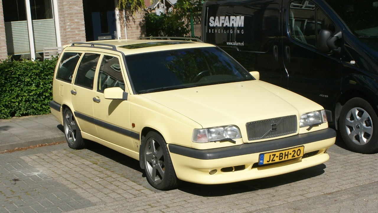 A Volvo 850 T-5R wagon