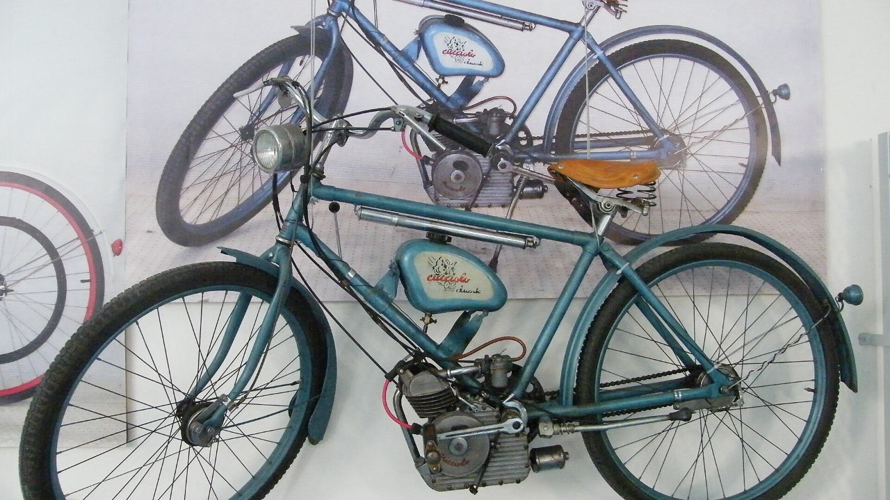 A Ducati Cucciolo engine fitted to a bicycle