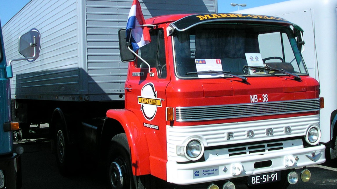 A Ford N-series tractor unit, a truck line that used the Ford Super Duty V8