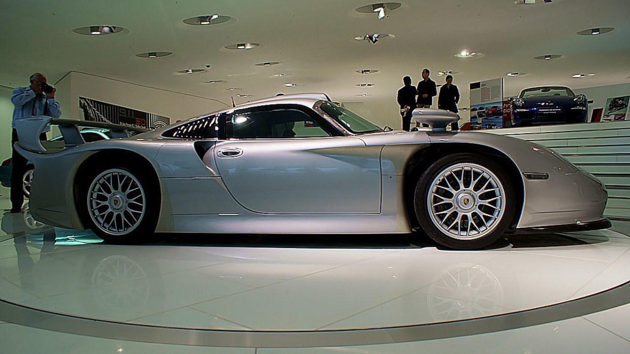A Porsche 911 GT1 Strassenversion road car