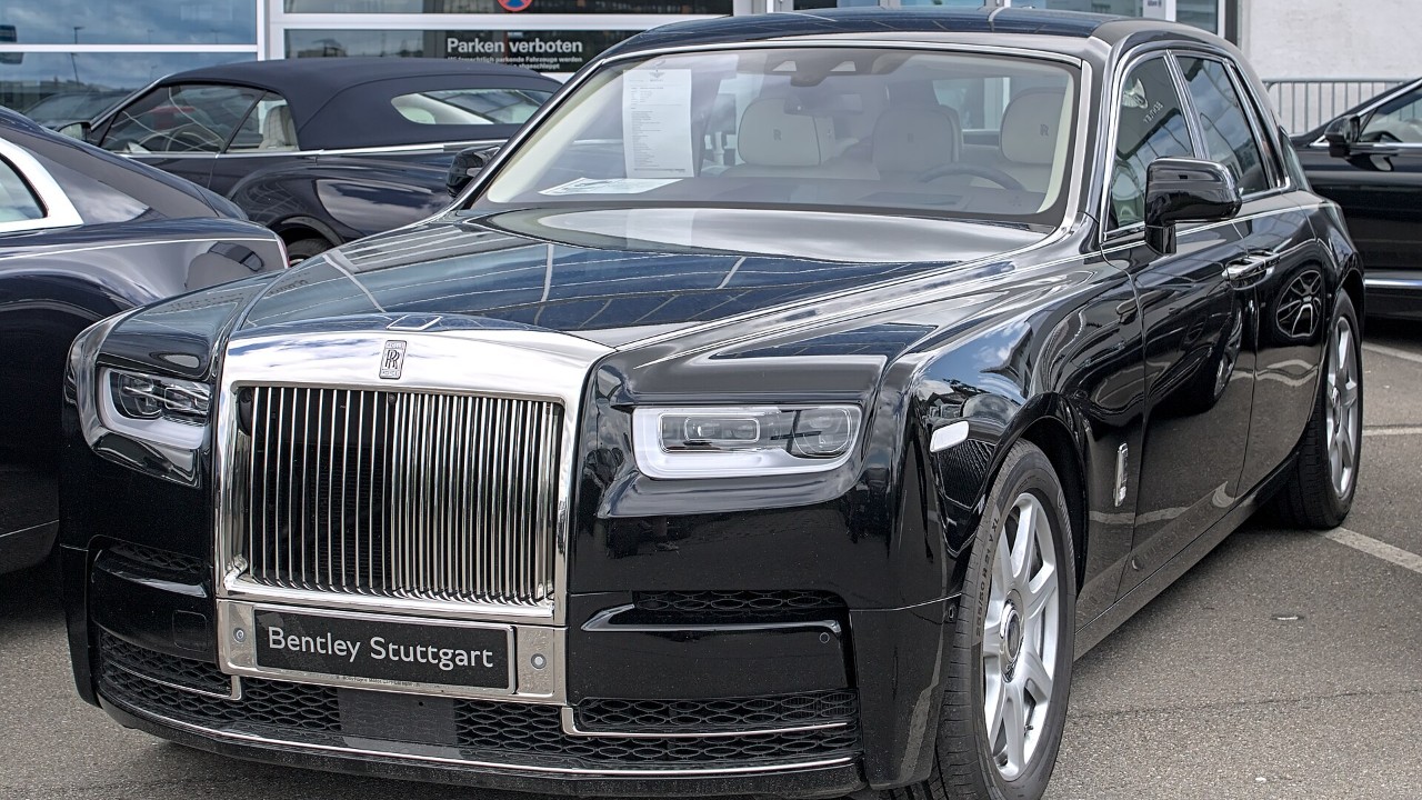 8 Rolls-Royce Phantom generations from the 1925 Phantom I to the 2017 Phantom VIII