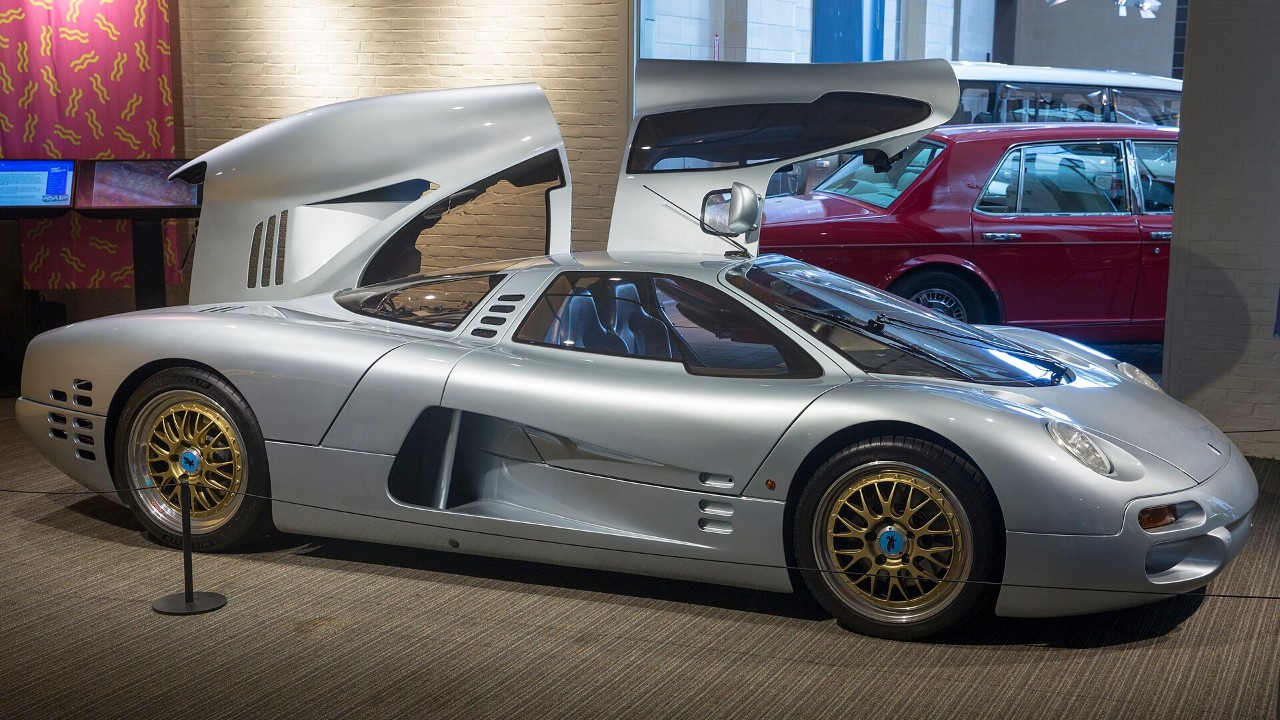 Side view of the Isdera Commendatore 112i