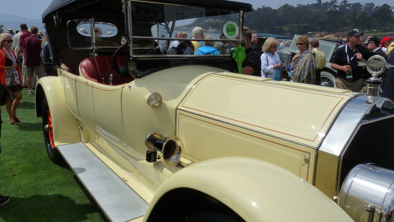 Pierce-Arrow headlights set into the front fenders of a 1917 Pierce-Arrow Model 48 touring car