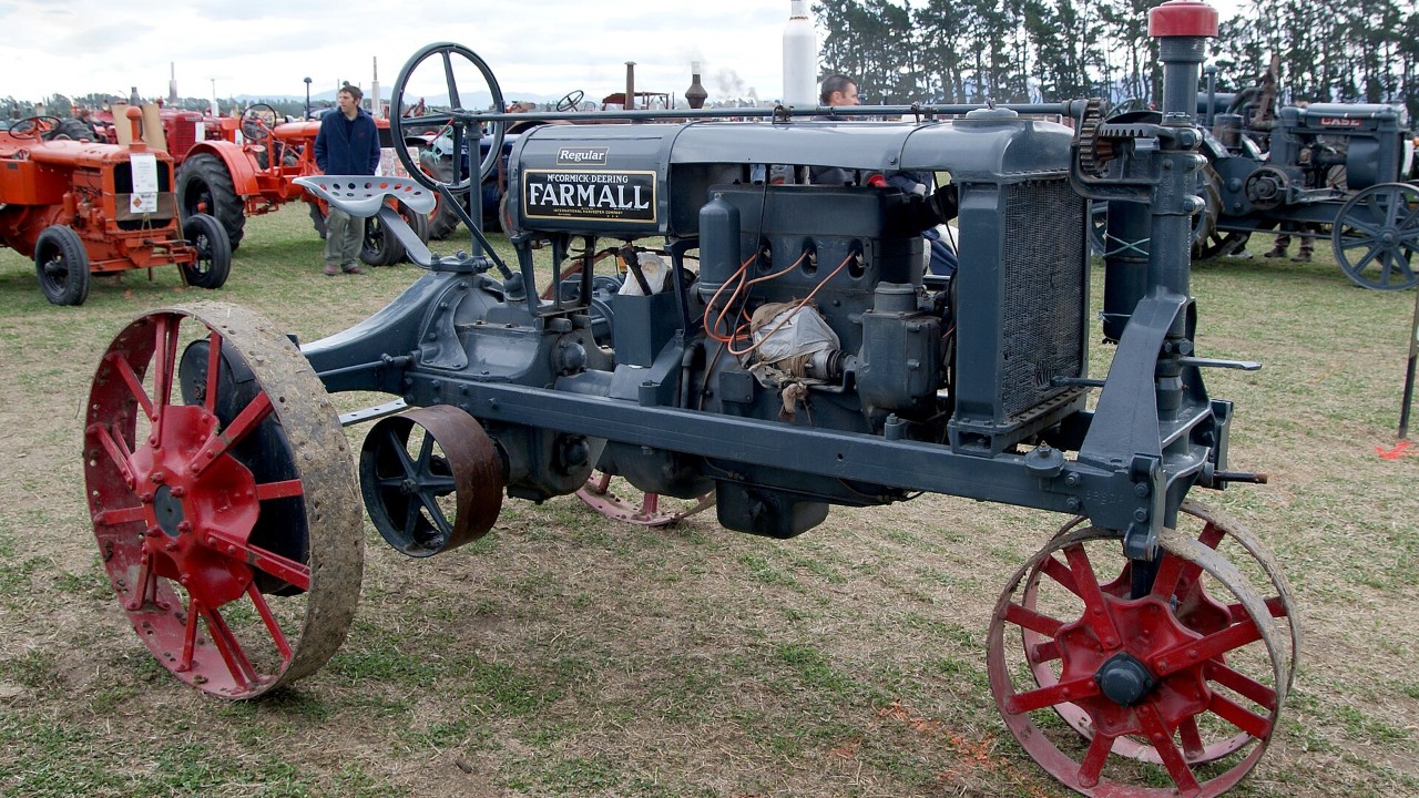 A gray 1930 Farmall Regular tractor on steel wheels