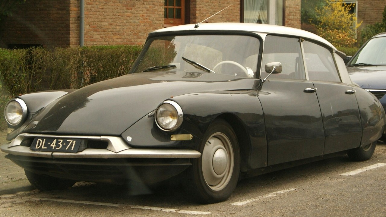 A 1961 Citroën ID 19 (1961 shown; the item covers the 1957 ID19)