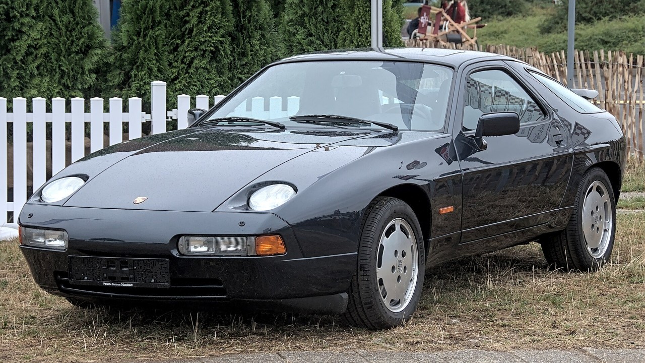 A Porsche 928
